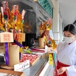 初詣の年内参拝を受け入れている西宮神社。招福御幣や鯛みくじの授与がすでに始まっている＝西宮市社家町
