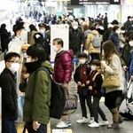 帰省客らで混み合う山陽新幹線新神戸駅のホーム＝２９日午前、神戸市中央区（撮影・鈴木雅之）