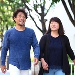 阿部一二三選手、詩選手らを連れてよく訪れたという神戸ハーバーランドで子育てを振り返る父浩二さん（左）と母愛さん＝２０１９年８月、神戸市中央区東川崎町１