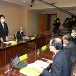 新型コロナウイルス感染症対策本部関係本部員会議の冒頭で発言する斎藤元彦知事（左）＝３０日午後、兵庫県庁（撮影・藤家　武）