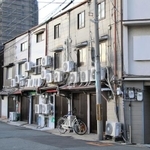 風営法に基づく警告を受け、全ての店が閉店した「かんなみ新地」＝１１月３日午後、尼崎神田南通３