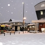 大雪で列車の運休が相次ぎ、人影の少ないＪＲ豊岡駅前＝３１日夕、豊岡市大手町（撮影・桑名良典）