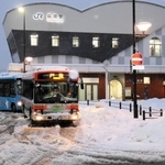 大雪で列車の運休が相次ぎ、人影の少ないＪＲ豊岡駅前＝３１日夕、豊岡市大手町（撮影・桑名良典）