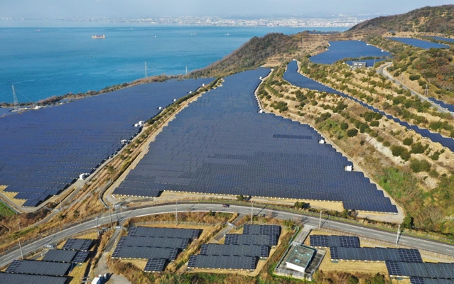 山腹に広がる国内最大級のメガソーラー（ドローンで撮影）＝淡路市野島貴船（撮影・吉田敦史）