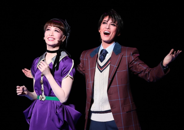 現実の世界に飛び出してきた美雪（海乃美月）と幸せな時を過ごす健司（月城かなと）（撮影・小林良多）