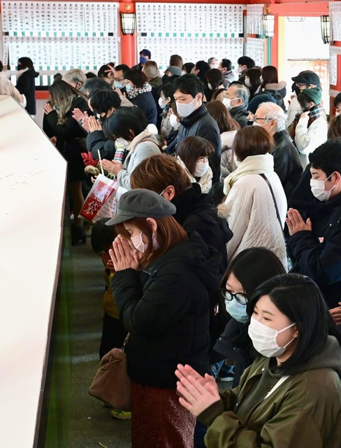 元日に昨年の２・５倍の約２５万人が参拝した生田神社＝１日午後、神戸市中央区下山手通１（撮影・中西幸大）