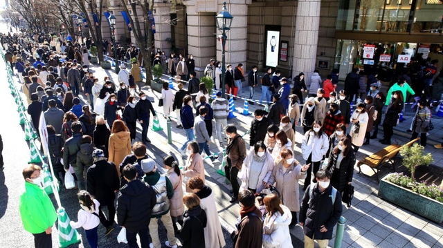 初売りセールを目当てに列をつくる買い物客＝２日午後、神戸市中央区明石町、大丸神戸店（撮影・吉田敦史）