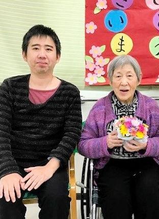 祖母を献身的に介護する奥村シンゴさん＝宝塚市内（本人提供）