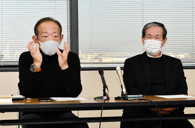 交流会の説明をする「よろず相談室」の牧秀一さん（左）とＮＰＯ法人「災害とくらしの相談室ｉｒｏｉｒｏ」の片岡誠さん＝神戸市役所