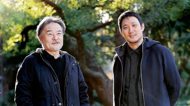「コロナ禍の影響は何かしら出るだろう。それがどんな形かは少し時間がたってみないと分からない」と話す黒沢清監督（左）と濱口竜介監督＝東京都千代田区（撮影・小林良多）
