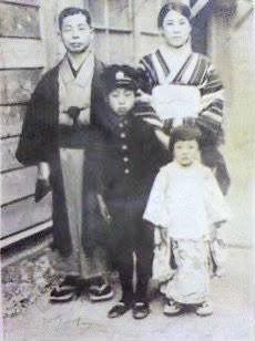 井岡博さん（中央）と家族の写真（遺族提供）