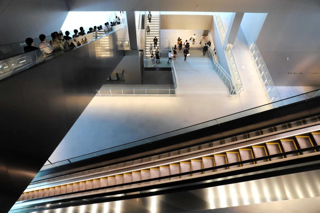 大阪中之島美術館に広がる吹き抜けの空間＝大阪市北区中之島４