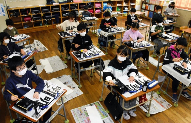 書き初めで冬休みの練習の成果を発揮する児童＝７日午前、神戸市須磨区若宮町２、若宮小学校