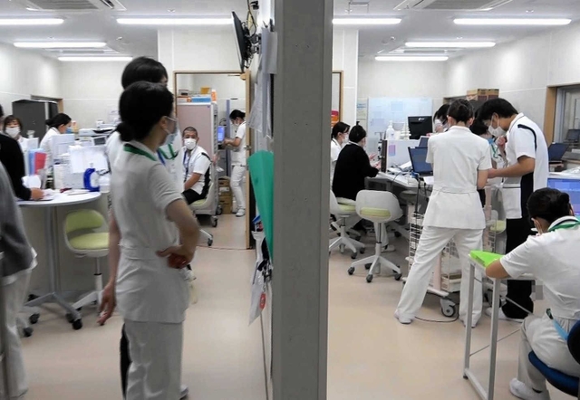 第３波や４波では病床が逼迫し、重症患者への対応が課題となった＝２０２０年１２月、神戸市立医療センター中央市民病院（画像の一部を加工しています）