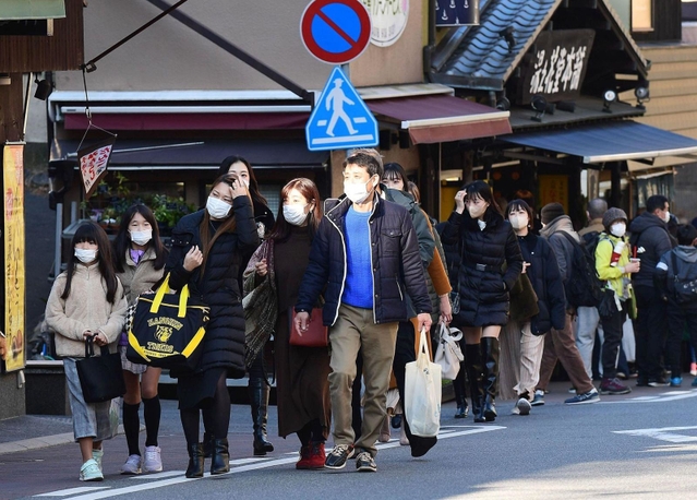 マスク姿の人でにぎわう有馬温泉街＝８日午後、神戸市北区有馬町（撮影・坂井萌香）