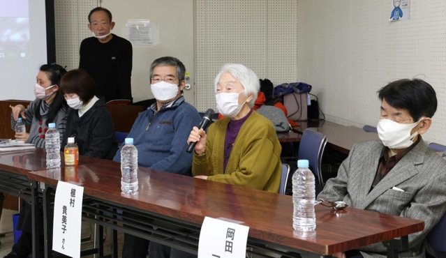 福島第１原発事故の県外避難者との交流会で、被災後の歩みや近況などを語る阪神・淡路大震災の震災障害者ら＝９日午後、神戸市中央区雲井通５（撮影・小林良多）