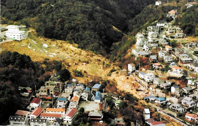 阪神・淡路大震災で地滑りが起き３４人が犠牲になった現場＝１９９５年１月１７日、西宮市仁川百合野町