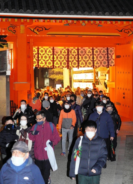 門をくぐり、行列で歩く参拝客たち＝１０日午前、西宮市社家町、西宮神社