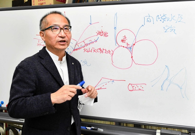 谷埋め盛り土の地滑りを解説する釜井俊孝教授＝京都府宇治市、京都大学防災研究所