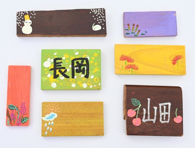 仮設住宅でボランティアによって配られた手作りの表札。かまぼこの板や家具の廃材で作られている（撮影・坂井萌香）