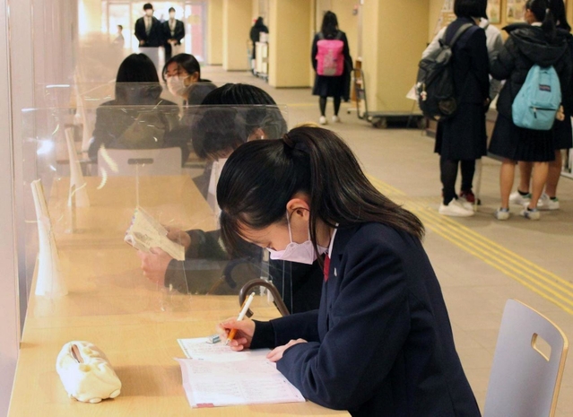 アクリル板で区切られた自習スペースで勉強する受験生ら＝神戸市中央区野崎通１、市立葺合高校