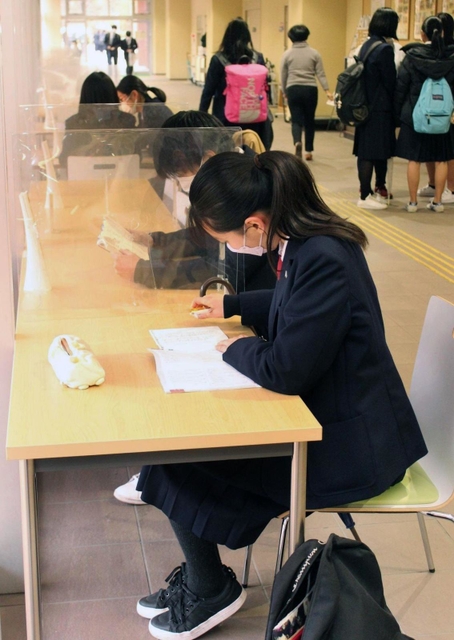 アクリル板で区切られた自習スペースで勉強する受験生ら＝神戸市中央区野崎通１、市立葺合高校