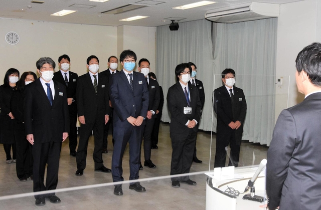 保健所への派遣前に斎藤元彦知事の話を聞く兵庫県職員＝１３日午前、県庁