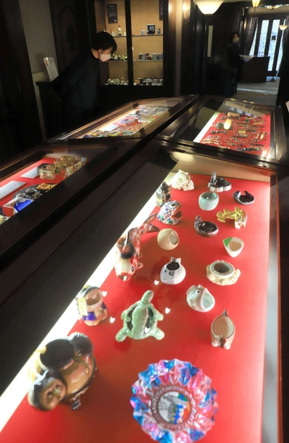 いやげ物などの展示品が並ぶ空間。洋館の雰囲気にも「しっくりくる」とみうらさんは語る＝アサヒビール大山崎山荘美術館