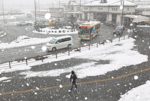 寒波の影響で断続的に雪が舞うＪＲ豊岡駅前＝１３日午後、豊岡市大手町（撮影・小林良多）