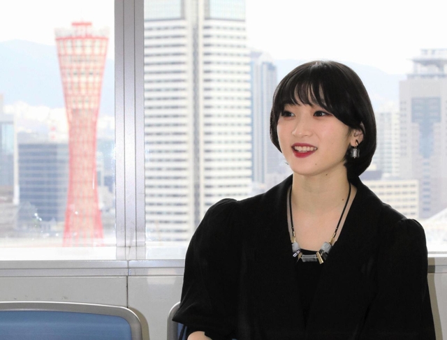 ファーストシングルについて語る歌手の宮本佳林＝神戸市中央区東川崎町１、神戸新聞社