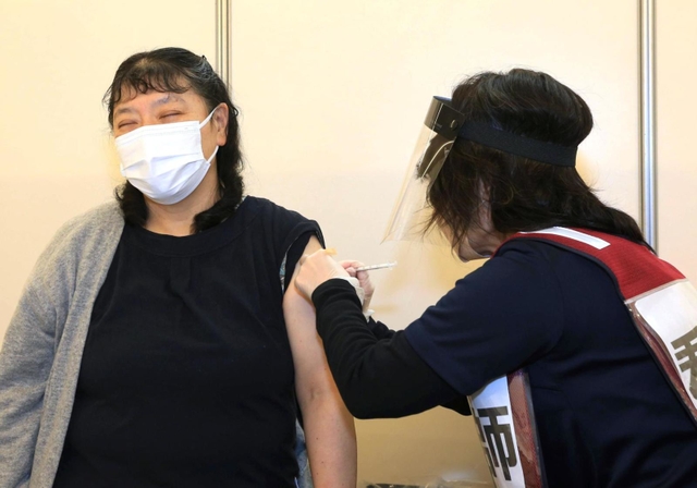 高齢者に先駆けて３回目のワクチン接種を受ける医療従事者＝１４日午前１１時１３分、西宮市深津町（撮影・斎藤雅志）
