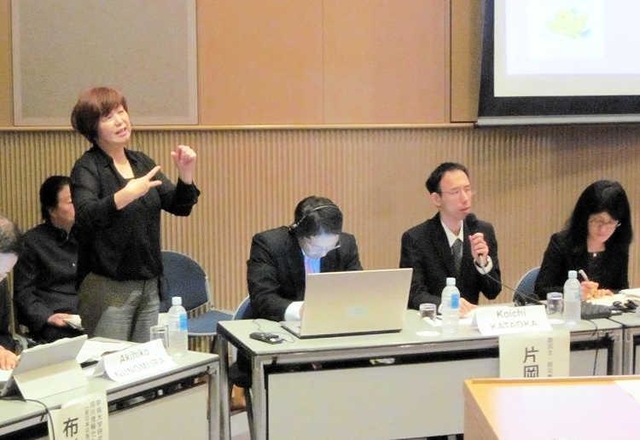 障害者の防災をテーマにした国際フォーラムで発言する片岡さん（右から２人目）＝２０１８年１０月、淡路市（本人提供）