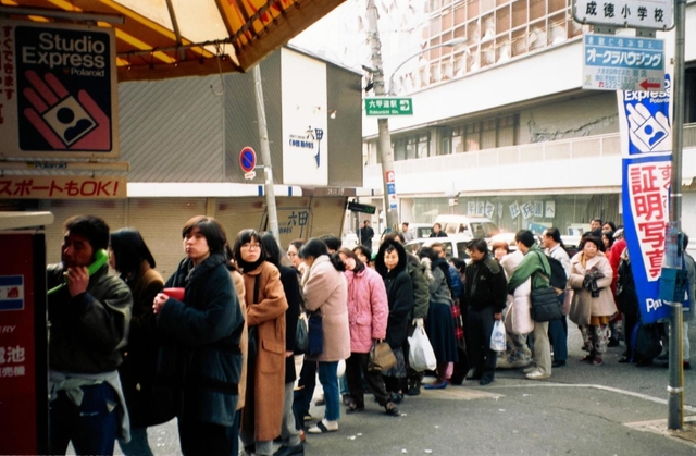 阪神・淡路大震災時、公衆電話に安否を伝える人が列を作った＝１９９５年１月１７日、神戸市灘区のＪＲ六甲道駅付近