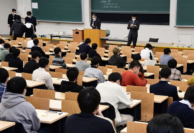 席の間隔を空け、緊張した様子で試験開始を待つ受験生ら＝１５日午前、神戸市東灘区、甲南大（撮影・坂井萌香）