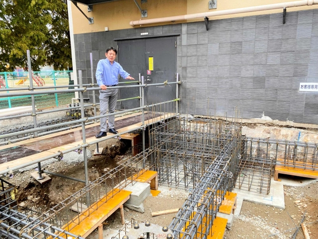 鉄骨３階建ての醸造所の建設現場でビール造りを語る松本敏郎社長＝姫路市北条口５