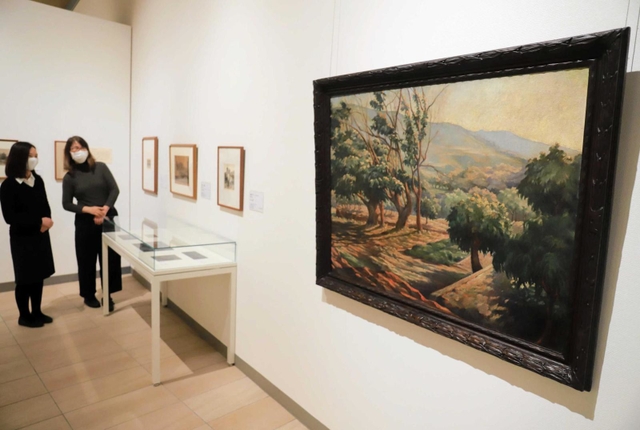 神原浩の油絵や版画、エッチングの原版が並ぶ展示空間＝神戸ゆかりの美術館（※無断転載を禁じます）