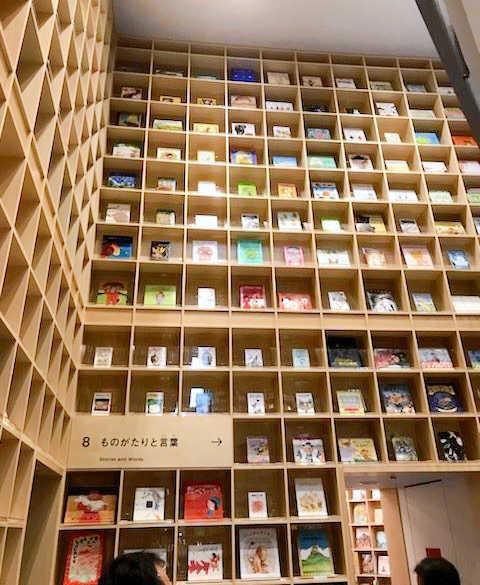 大阪市の「こども本の森　中之島」にある吹き抜けの本棚。神戸はこれを２メートル近く上回る（提供）