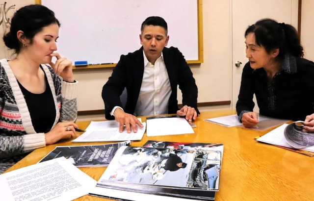書籍化に向けて打ち合わせをする（右から）ライリー佐知子さんとマムタニ・アニールさん、ナターシャ・ハジャールさん＝神戸市東灘区向洋町中４