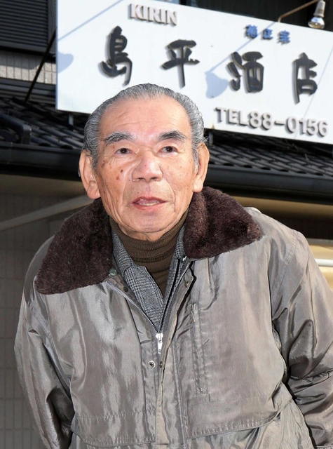阪神・淡路大震災を乗り越え、創業１０６年となる「島平酒店」の看板を守り続ける阪上秀夫さん＝宝塚市山本東２（撮影・斎藤雅志）