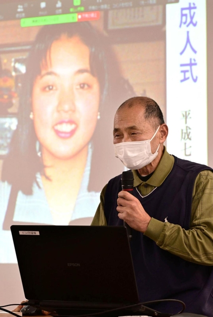 成人式の写真の前で、志乃さんへの思いを語る父、上野政志さん＝１６日夜、神戸市灘区八幡町４（撮影・中西幸大）
