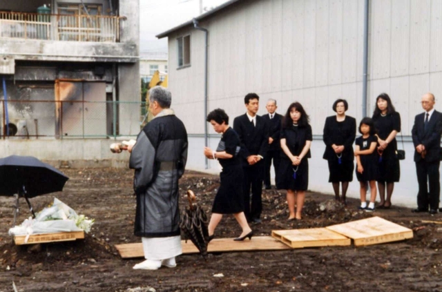 実家跡で行われた佐藤正子さんの葬儀。娘の悦子さん（右から５人目）とその姉齊藤礼子さん（同４人目）も参列した＝１９９５年７月２日、神戸市須磨区大田町（佐藤悦子さん提供）