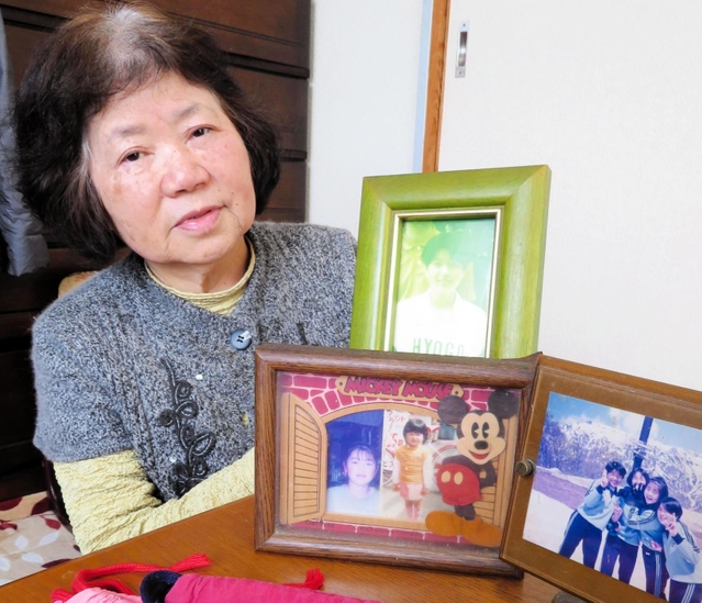 娘朝美さんについて語る大石博子さん＝神戸市兵庫区大開通
