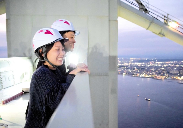 ハートマークのヘルメットをかぶり、大パノラマを楽しむ野田航平さんと千葉布友佳さん（いのうえ提供）
