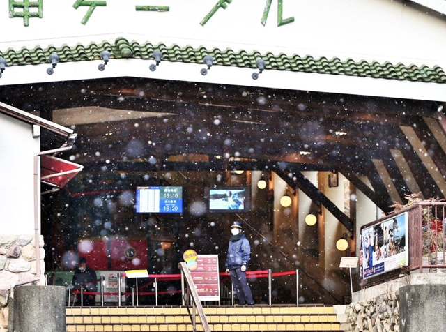 寒さが増した街に舞う雪＝１８日午後、神戸市灘区高羽西山