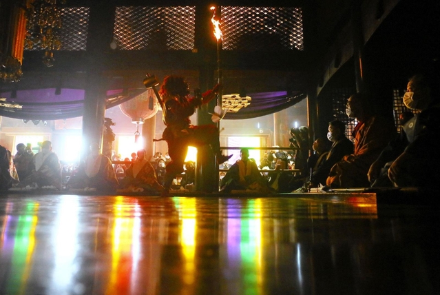 冬の日差しが入り込む堂内で、たいまつを振りかざす鬼＝１８日午後、姫路市書写（撮影・大山伸一郎）