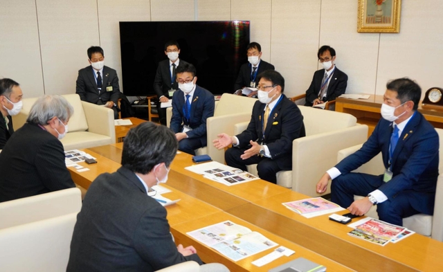 千姫の大河ドラマ化を要望する清元秀泰姫路市長（中央）ら＝東京都渋谷区