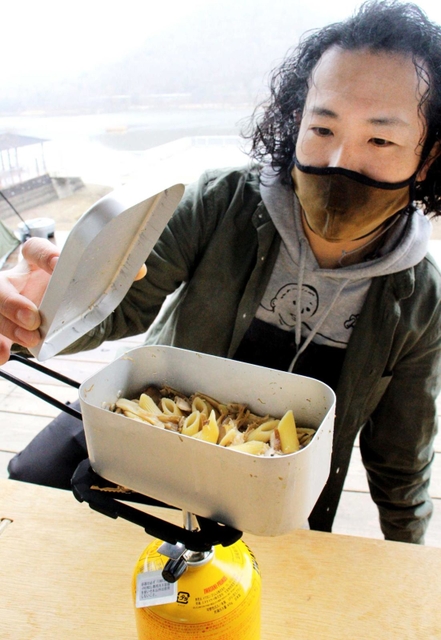 ガスバーナーにメスティンをのせ、少量の水でパスタを作ることができる＝三田市末