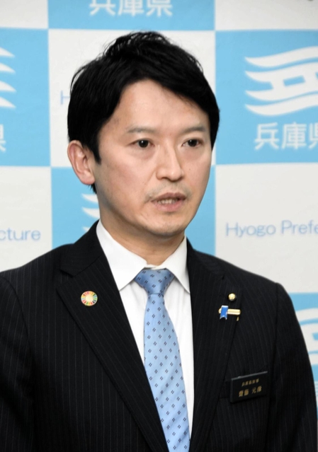 大阪、京都府知事とのオンライン会議後、取材に応じる兵庫県の斎藤元彦知事＝１９日午後、兵庫県庁