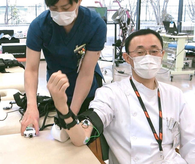 「ＨＡＬ」単関節タイプは、動かしたいと思うだけで、微弱な電気信号を読み取り動きをサポートする＝尼崎市東難波町２、兵庫県立尼崎総合医療センター