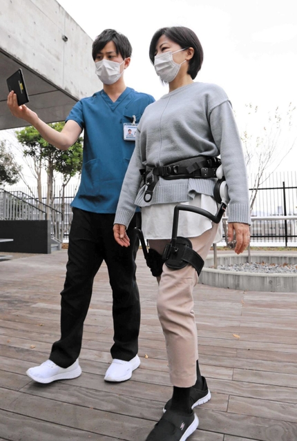 「Ｈｏｎｄａ歩行アシスト」は、患者の動きのデータを見ながら細かい調整ができる＝尼崎市東難波町２、兵庫県立尼崎総合医療センター